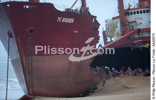 La déconstruction du cargo TK Bremen sur la plage d'Erdeven. - © Philip Plisson / Plisson La Trinité / AA32973 - Nos reportages photos - Transport maritime