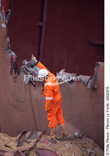 La déconstruction du cargo TK Bremen sur la plage d'Erdeven. - © Philip Plisson / Plisson La Trinité / AA32976 - Nos reportages photos - Transport maritime