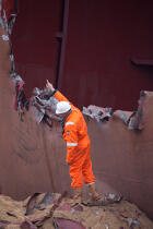 La déconstruction du cargo TK Bremen sur la plage d'Erdeven. © Philip Plisson / Plisson La Trinité / AA32976 - Nos reportages photos - Transport maritime
