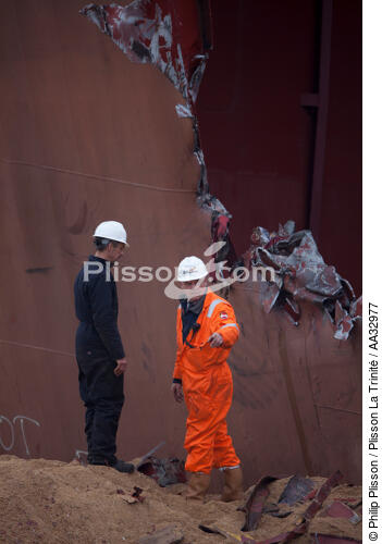 La déconstruction du cargo TK Bremen sur la plage d'Erdeven. - © Philip Plisson / Plisson La Trinité / AA32977 - Nos reportages photos - Transport maritime