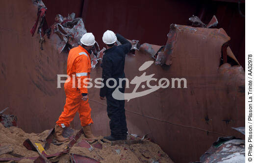 La déconstruction du cargo TK Bremen sur la plage d'Erdeven. - © Philip Plisson / Plisson La Trinité / AA32978 - Nos reportages photos - Cargo