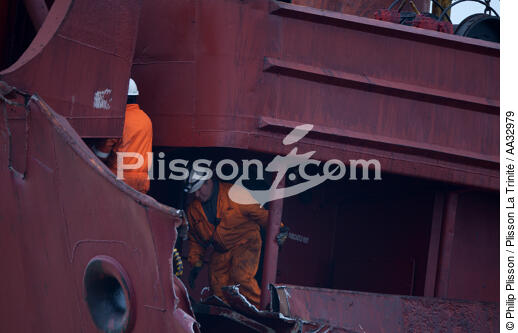 La déconstruction du cargo TK Bremen sur la plage d'Erdeven. - © Philip Plisson / Plisson La Trinité / AA32979 - Nos reportages photos - Ville [56]