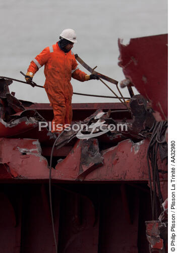 La déconstruction du cargo TK Bremen sur la plage d'Erdeven. - © Philip Plisson / Plisson La Trinité / AA32980 - Nos reportages photos - Ville [56]
