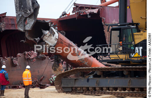 La déconstruction du cargo TK Bremen sur la plage d'Erdeven. - © Philip Plisson / Plisson La Trinité / AA32981 - Nos reportages photos - Cargo
