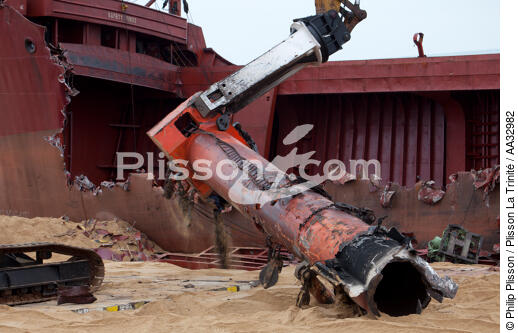 La déconstruction du cargo TK Bremen sur la plage d'Erdeven. - © Philip Plisson / Plisson La Trinité / AA32982 - Nos reportages photos - Echouage