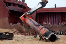 La déconstruction du cargo TK Bremen sur la plage d'Erdeven. © Philip Plisson / Plisson La Trinité / AA32982 - Nos reportages photos - Cargo