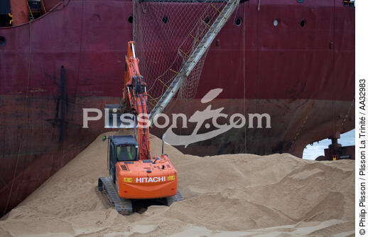 La déconstruction du cargo TK Bremen sur la plage d'Erdeven. - © Philip Plisson / Plisson La Trinité / AA32983 - Nos reportages photos - Ville [56]