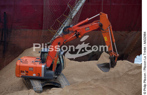 La déconstruction du cargo TK Bremen sur la plage d'Erdeven. - © Philip Plisson / Plisson La Trinité / AA32984 - Nos reportages photos - Cargo