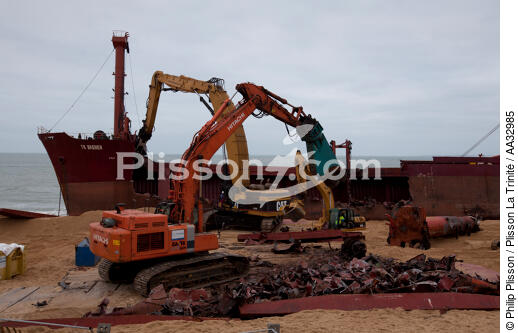 The deconstruction of cargo TK Bremen on the beach of Erdeven. [AT] - © Philip Plisson / Plisson La Trinité / AA32985 - Photo Galleries - Pollution