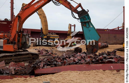 The deconstruction of cargo TK Bremen on the beach of Erdeven. [AT] - © Philip Plisson / Plisson La Trinité / AA32986 - Photo Galleries - Cargo ship