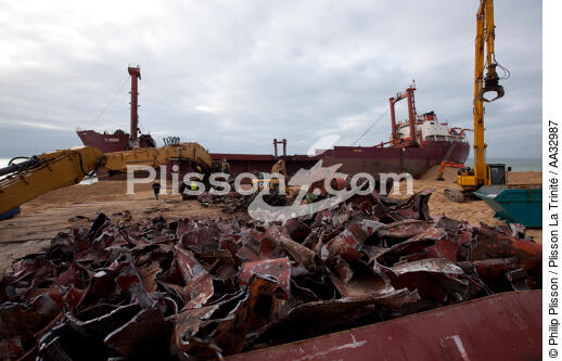 La déconstruction du cargo TK Bremen sur la plage d'Erdeven. - © Philip Plisson / Plisson La Trinité / AA32987 - Nos reportages photos - La déconstruction du TK Bremen