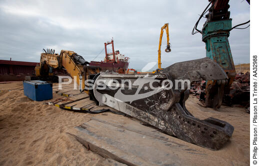 The deconstruction of cargo TK Bremen on the beach of Erdeven. [AT] - © Philip Plisson / Plisson La Trinité / AA32988 - Photo Galleries - The deconstruction of the TK Bremen