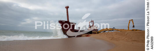 The deconstruction of cargo TK Bremen on the beach of Erdeven. [AT] - © Philip Plisson / Plisson La Trinité / AA32989 - Photo Galleries - Cargo ship