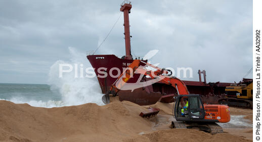 La déconstruction du cargo TK Bremen sur la plage d'Erdeven. - © Philip Plisson / Plisson La Trinité / AA32992 - Nos reportages photos - Ville [56]