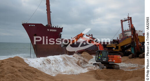 The deconstruction of cargo TK Bremen on the beach of Erdeven. [AT] - © Philip Plisson / Plisson La Trinité / AA32993 - Photo Galleries - Cargo ship