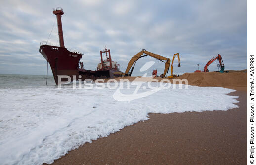 La déconstruction du cargo TK Bremen sur la plage d'Erdeven. - © Philip Plisson / Plisson La Trinité / AA32994 - Nos reportages photos - Cargo