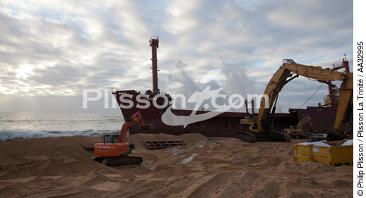 The deconstruction of cargo TK Bremen on the beach of Erdeven. [AT] - © Philip Plisson / Plisson La Trinité / AA32995 - Photo Galleries - Pollution