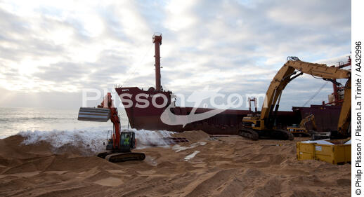 La déconstruction du cargo TK Bremen sur la plage d'Erdeven. - © Philip Plisson / Plisson La Trinité / AA32996 - Nos reportages photos - Echouage