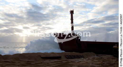 La déconstruction du cargo TK Bremen sur la plage d'Erdeven. - © Philip Plisson / Plisson La Trinité / AA32997 - Nos reportages photos - Ville [56]