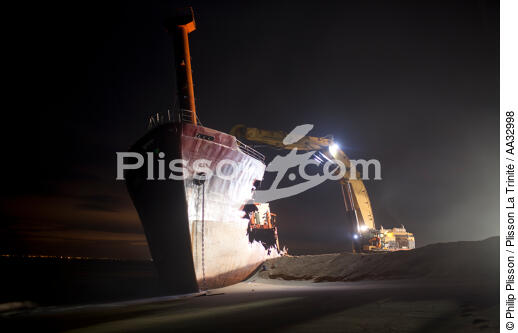 La déconstruction du cargo TK Bremen sur la plage d'Erdeven. - © Philip Plisson / Plisson La Trinité / AA32998 - Nos reportages photos - Echouage