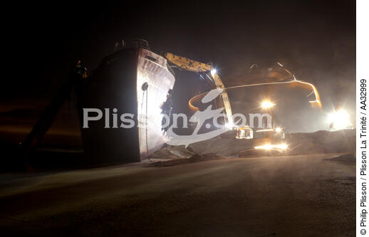 La déconstruction du cargo TK Bremen sur la plage d'Erdeven. - © Philip Plisson / Plisson La Trinité / AA32999 - Nos reportages photos - Ville [56]