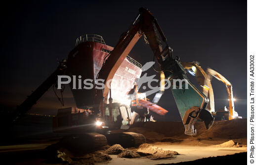 La déconstruction du cargo TK Bremen sur la plage d'Erdeven. - © Philip Plisson / Plisson La Trinité / AA33002 - Nos reportages photos - Moment de la journée