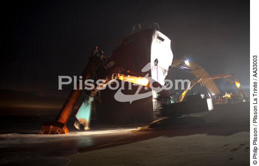 La déconstruction du cargo TK Bremen sur la plage d'Erdeven. - © Philip Plisson / Plisson La Trinité / AA33003 - Nos reportages photos - Echouage