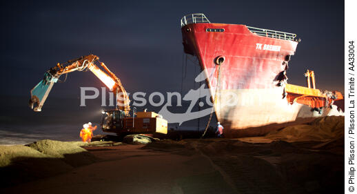The deconstruction of cargo TK Bremen on the beach of Erdeven. [AT] - © Philip Plisson / Plisson La Trinité / AA33004 - Photo Galleries - Moment of the day