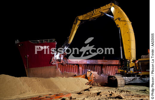 La déconstruction du cargo TK Bremen sur la plage d'Erdeven. - © Philip Plisson / Plisson La Trinité / AA33005 - Nos reportages photos - La déconstruction du TK Bremen