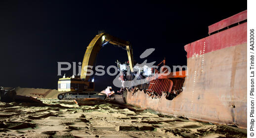 La déconstruction du cargo TK Bremen sur la plage d'Erdeven. - © Philip Plisson / Plisson La Trinité / AA33006 - Nos reportages photos - Plage