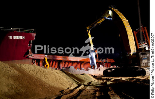 La déconstruction du cargo TK Bremen sur la plage d'Erdeven. - © Philip Plisson / Plisson La Trinité / AA33007 - Nos reportages photos - Ville [56]