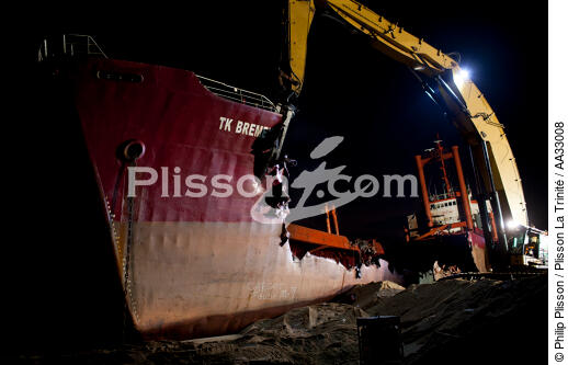 La déconstruction du cargo TK Bremen sur la plage d'Erdeven. - © Philip Plisson / Plisson La Trinité / AA33008 - Nos reportages photos - Paysage littoral