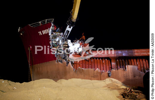 La déconstruction du cargo TK Bremen sur la plage d'Erdeven. - © Philip Plisson / Plisson La Trinité / AA33009 - Nos reportages photos - Moment de la journée