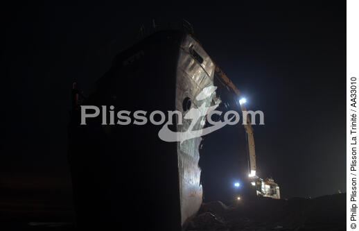 La déconstruction du cargo TK Bremen sur la plage d'Erdeven. - © Philip Plisson / Plisson La Trinité / AA33010 - Nos reportages photos - Moment de la journée