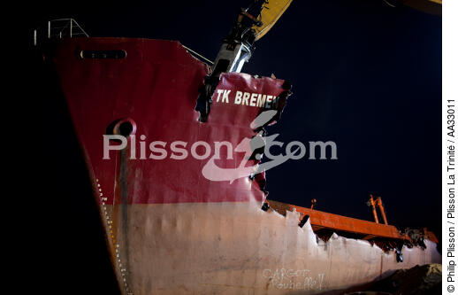 La déconstruction du cargo TK Bremen sur la plage d'Erdeven. - © Philip Plisson / Plisson La Trinité / AA33011 - Nos reportages photos - Pollution