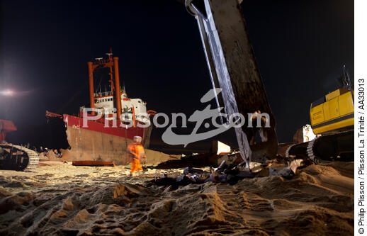 The deconstruction of cargo TK Bremen on the beach of Erdeven. [AT] - © Philip Plisson / Plisson La Trinité / AA33013 - Photo Galleries - Erdeven