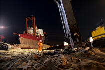 The deconstruction of cargo TK Bremen on the beach of Erdeven. [AT] © Philip Plisson / Plisson La Trinité / AA33013 - Photo Galleries - Erdeven