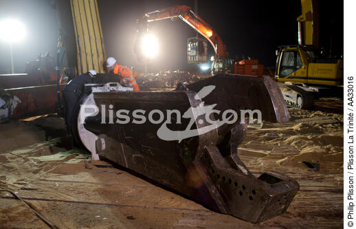 La déconstruction du cargo TK Bremen sur la plage d'Erdeven. - © Philip Plisson / Plisson La Trinité / AA33016 - Nos reportages photos - Ville [56]