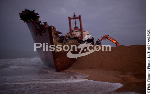 The deconstruction of cargo TK Bremen on the beach of Erdeven. [AT] - © Philip Plisson / Plisson La Trinité / AA33023 - Photo Galleries - Pollution