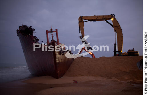 The deconstruction of cargo TK Bremen on the beach of Erdeven. [AT] - © Philip Plisson / Plisson La Trinité / AA33024 - Photo Galleries - Pollution