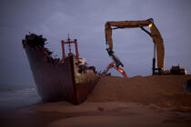La déconstruction du cargo TK Bremen sur la plage d'Erdeven. © Philip Plisson / Plisson La Trinité / AA33024 - Nos reportages photos - Paysage littoral