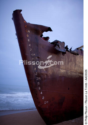 La déconstruction du cargo TK Bremen sur la plage d'Erdeven. - © Philip Plisson / Plisson La Trinité / AA33026 - Nos reportages photos - Vertical