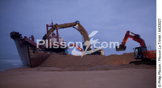The deconstruction of cargo TK Bremen on the beach of Erdeven. [AT] - © Philip Plisson / Plisson La Trinité / AA33027 - Photo Galleries - Erdeven