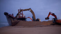 The deconstruction of cargo TK Bremen on the beach of Erdeven. [AT] © Philip Plisson / Plisson La Trinité / AA33027 - Photo Galleries - Cargo ship