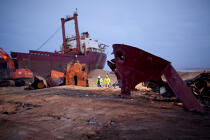 La déconstruction du cargo TK Bremen sur la plage d'Erdeven. © Philip Plisson / Plisson La Trinité / AA33028 - Nos reportages photos - Transport maritime