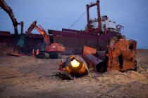 The deconstruction of cargo TK Bremen on the beach of Erdeven. [AT] © Philip Plisson / Plisson La Trinité / AA33029 - Photo Galleries - Cargo ship