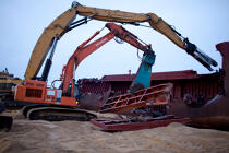 La déconstruction du cargo TK Bremen sur la plage d'Erdeven. © Philip Plisson / Plisson La Trinité / AA33030 - Nos reportages photos - Echouage