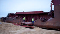 La déconstruction du cargo TK Bremen sur la plage d'Erdeven. © Philip Plisson / Plisson La Trinité / AA33031 - Nos reportages photos - Echouage