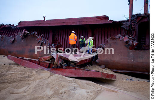 La déconstruction du cargo TK Bremen sur la plage d'Erdeven. - © Philip Plisson / Plisson La Trinité / AA33032 - Nos reportages photos - Pollution