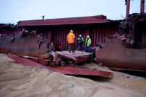La déconstruction du cargo TK Bremen sur la plage d'Erdeven. © Philip Plisson / Plisson La Trinité / AA33032 - Nos reportages photos - Echouage